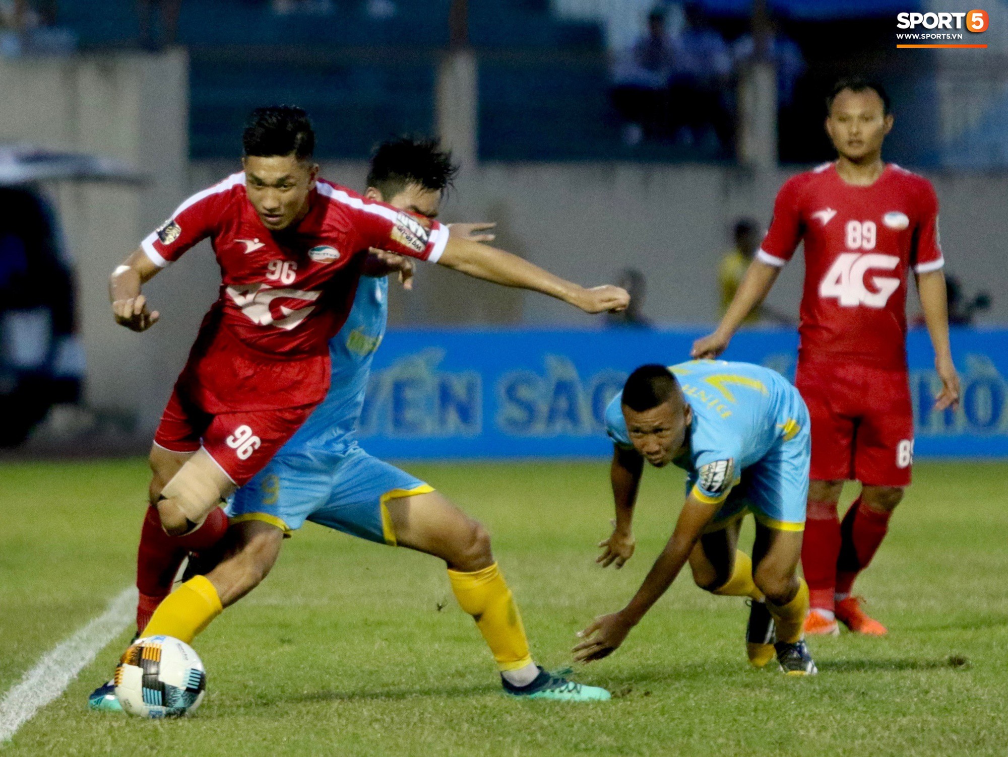 Hạnh phúc như Hải Quế: Ngày của bố được đón con gái xuống sân ăn mừng chiến thắng trước Khánh Hòa-4