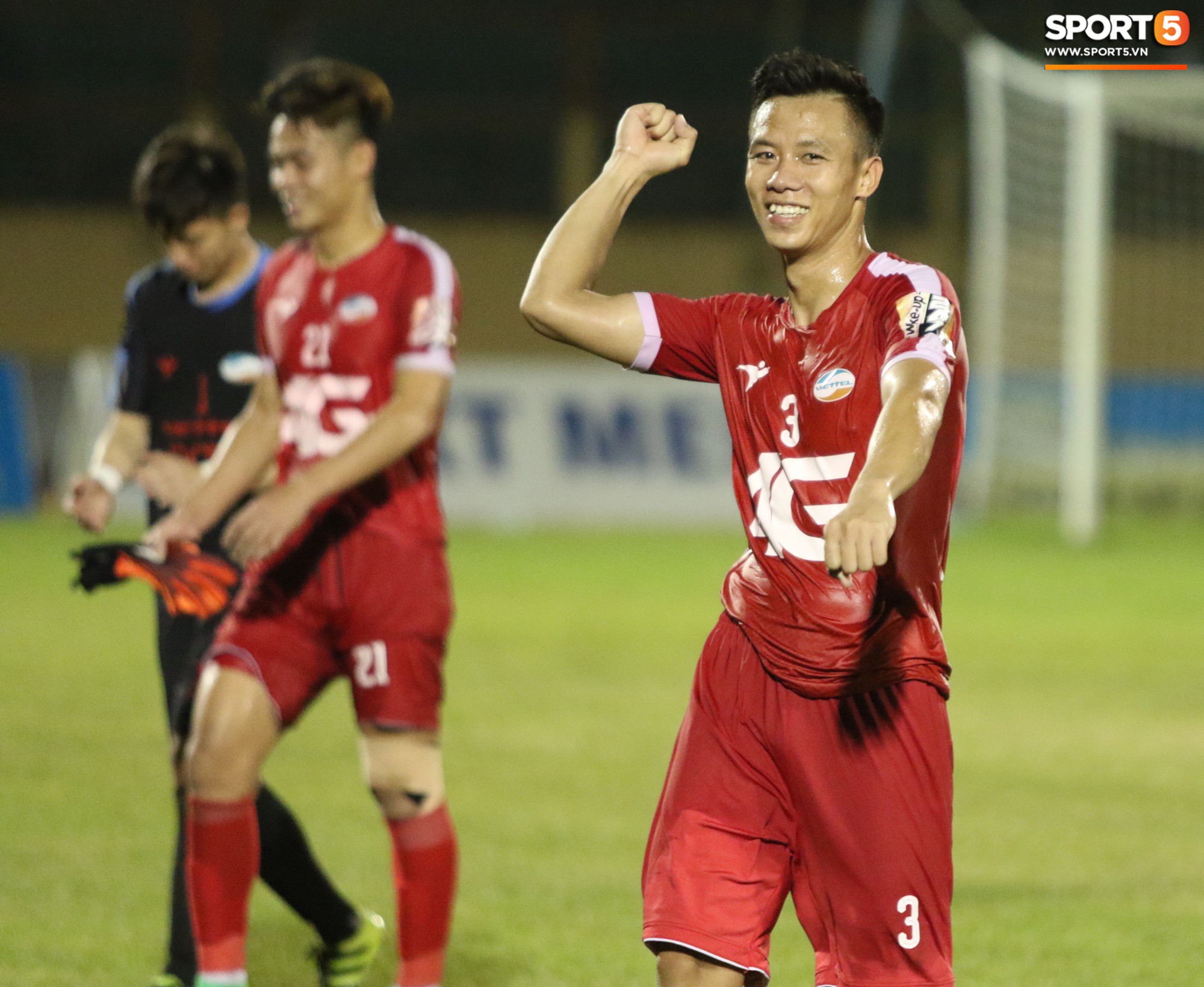 Hạnh phúc như Hải Quế: Ngày của bố được đón con gái xuống sân ăn mừng chiến thắng trước Khánh Hòa-5