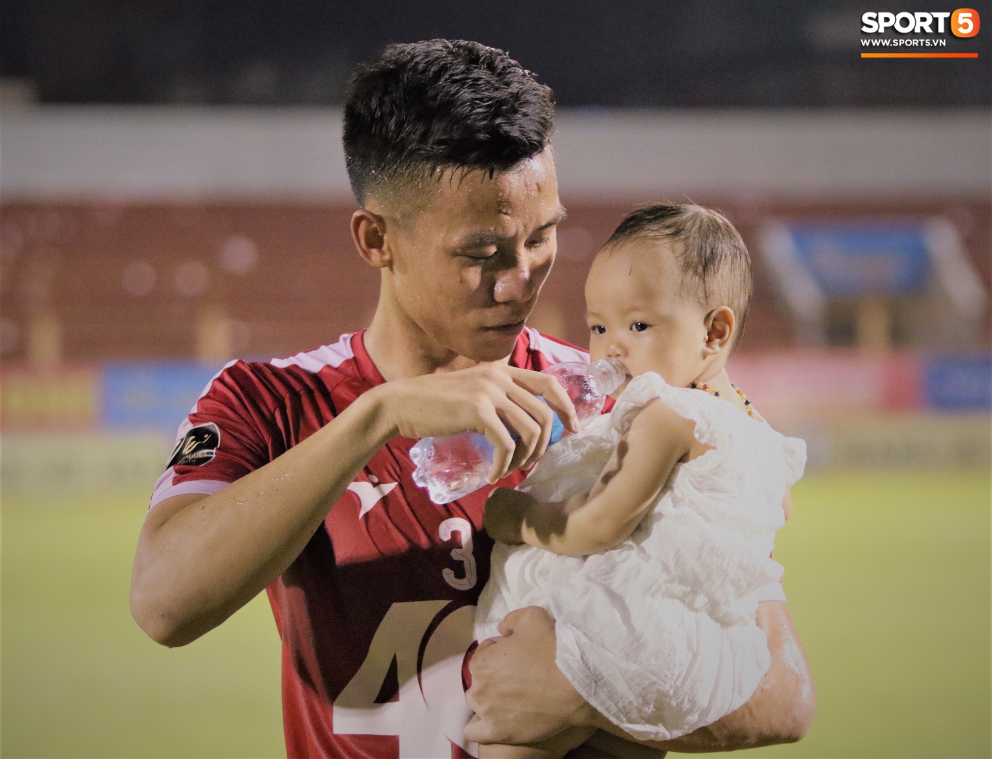 Hạnh phúc như Hải Quế: Ngày của bố được đón con gái xuống sân ăn mừng chiến thắng trước Khánh Hòa-7