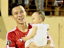 Hạnh phúc như Hải Quế: Ngày của bố được đón con gái xuống sân ăn mừng chiến thắng trước Khánh Hòa Hạnh phúc như Hải Quế: Ngày của bố được đón con gái xuống sân ăn mừng chiến thắng trước Khánh Hòa