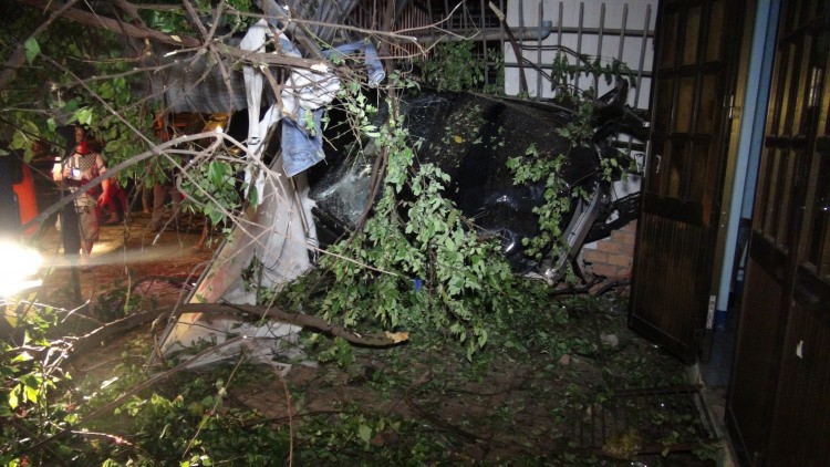 Chạy tốc độ kinh hoàng, xe Mercedes tông 3 căn nhà, 1 người tử vong-2