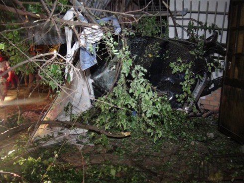 Chạy tốc độ kinh hoàng, xe Mercedes tông 3 căn nhà, 1 người tử vong