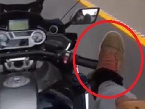 Lái xe 130 km/h bằng chân và nhắn tin, nam blogger nhận kết đắng