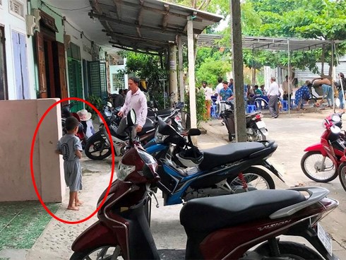 Bé gái 3 tuổi bị xe đưa rước cán: Anh gào khóc gọi em