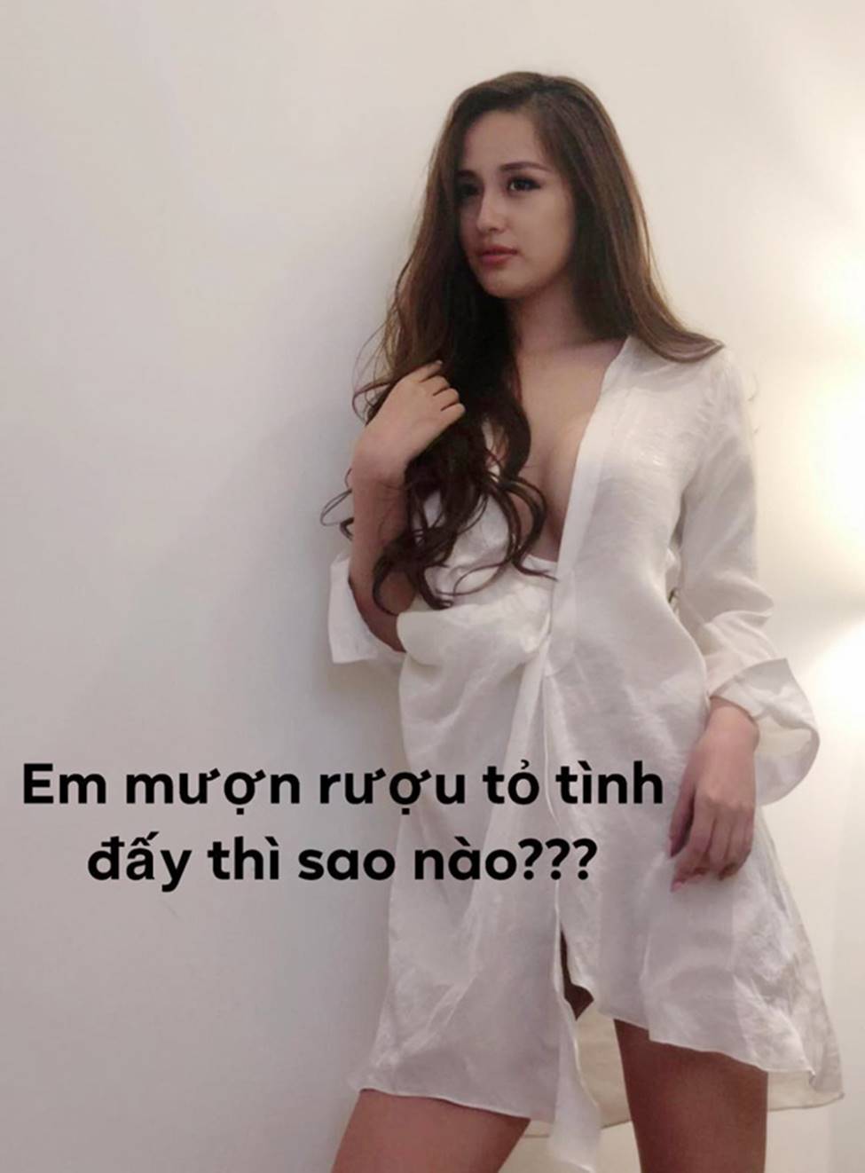 Mai Phương Thúy, vợ Khắc Việt mặc hững hờ tôn vòng 1 gần 100cm-3
