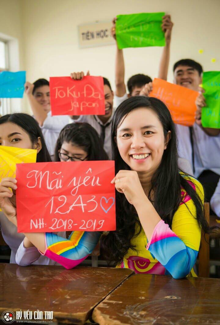 Mặc áo dài xinh đẹp, cô hiệu phó vẫn bị học trò úp sọt, bắn súng nước ướt như chuột lột trong buổi học cuối cùng-2