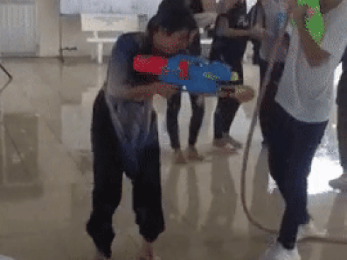 Mặc áo dài xinh đẹp, cô hiệu phó vẫn bị học trò úp sọt, bắn súng nước ướt như chuột lột trong buổi học cuối cùng-1