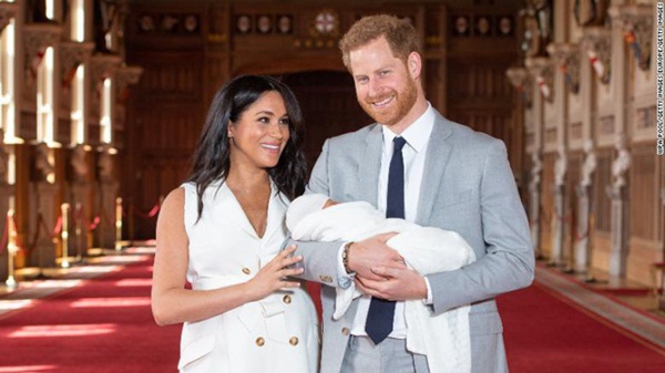 Sau bao ngày chờ đợi, Hoàng tử Harry và Meghan cũng chịu công bố ảnh chụp cận mặt con trai đúng dịp Ngày của bố-4