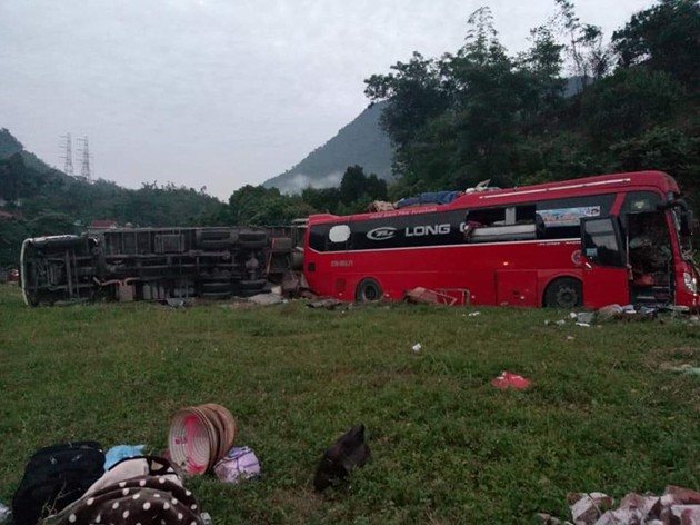 NÓNG: Kinh hoàng xe khách va chạm với xe tải, 3 người chết, hơn 30 người bị thương nằm la liệt trên đường-1