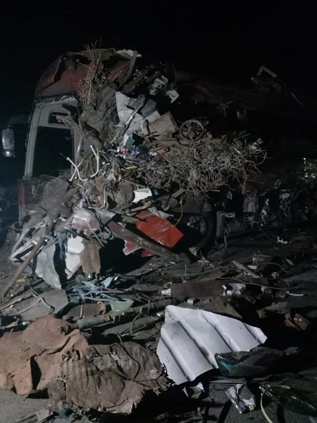 NÓNG: Kinh hoàng xe khách va chạm với xe tải, 3 người chết, hơn 30 người bị thương nằm la liệt trên đường-2