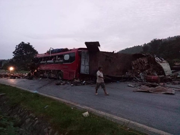 NÓNG: Kinh hoàng xe khách va chạm với xe tải, 3 người chết, hơn 30 người bị thương nằm la liệt trên đường-4