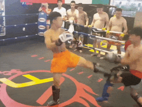 Võ sĩ Thiếu Lâm Việt Nam nhận cái kết bất ngờ khi thách đấu võ sĩ Muay Thái-1