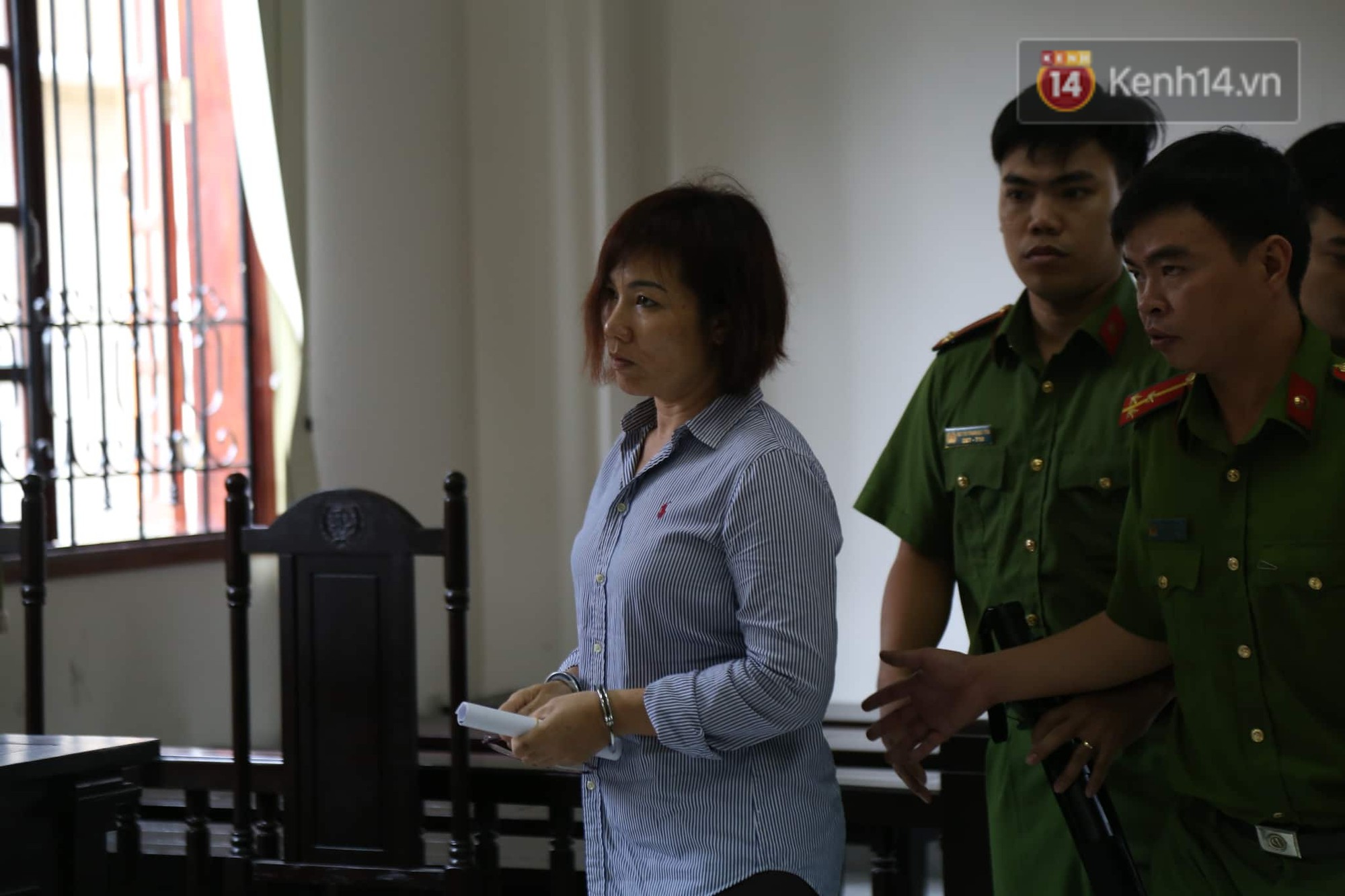 Nữ tài xế BMW vẫy tay chào người thân sau khi bị tuyên phạt 3 năm 6 tháng tù-14