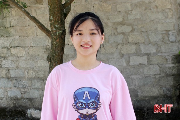 Thả cảm xúc vào 15 trang giấy, nữ sinh ở TP Hà Tĩnh giành điểm chuyên Văn cao nhất-1