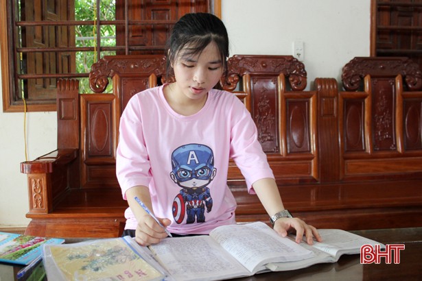 Thả cảm xúc vào 15 trang giấy, nữ sinh ở TP Hà Tĩnh giành điểm chuyên Văn cao nhất-2