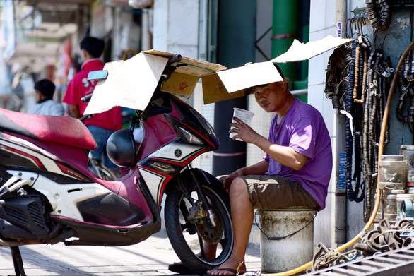 Bắc Bộ ngày nắng nóng trên 38 độ C, chiều tối mưa dông-1