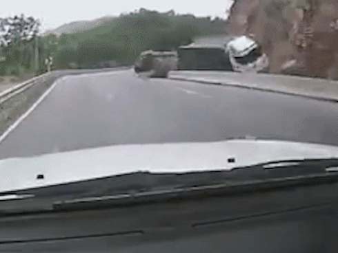 Xe máy ngã dưới gầm xe container may mắn thoát chết-1