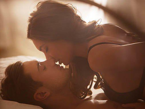 Giật mình cặp đôi ngang nhiên ân ái ngoài ban công, người ăn tiệc bên dưới choáng nặng-3