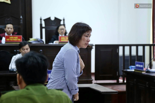 Nữ tài xế BMW vẫy tay chào người thân sau khi bị tuyên phạt 3 năm 6 tháng tù-6