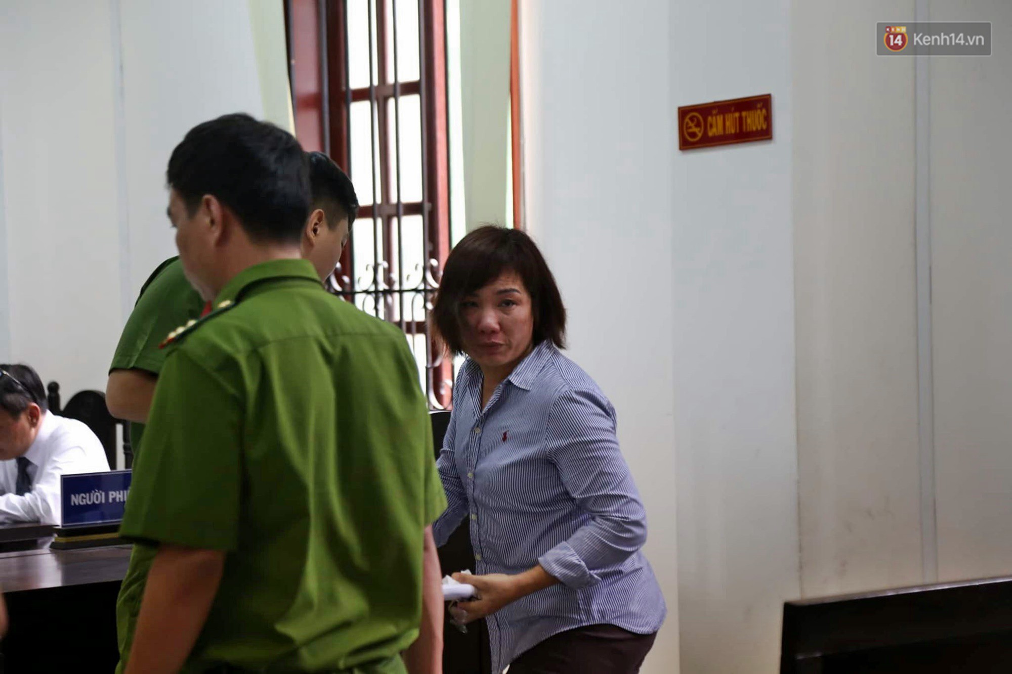 Nữ tài xế BMW vẫy tay chào người thân sau khi bị tuyên phạt 3 năm 6 tháng tù-9