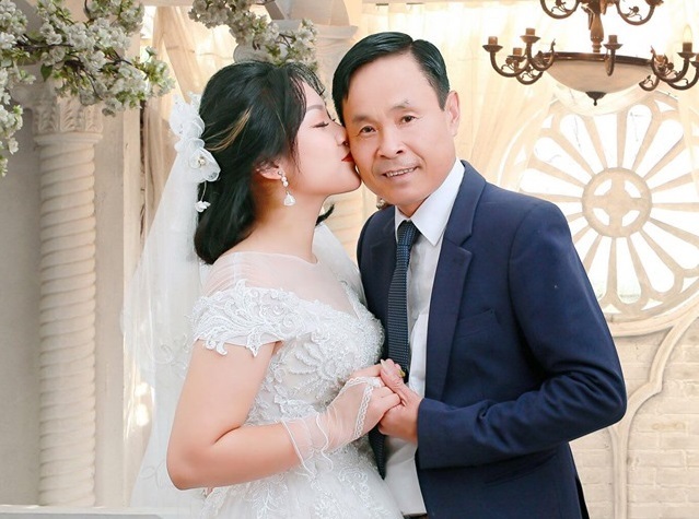 Chuyện tình ngọt ngào của ông chủ quán karaoke và vợ kém 30 tuổi-2