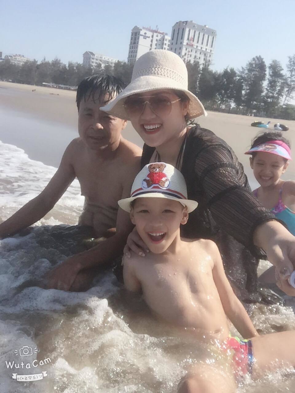 Chuyện tình ngọt ngào của ông chủ quán karaoke và vợ kém 30 tuổi-3