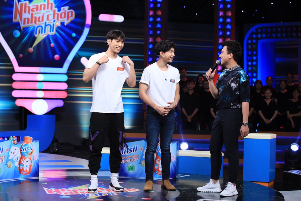 Trấn Thành cả gan chụp hình với chàng trai 2m2 siêu cao khổng lồ và cái kết khó tả!-4