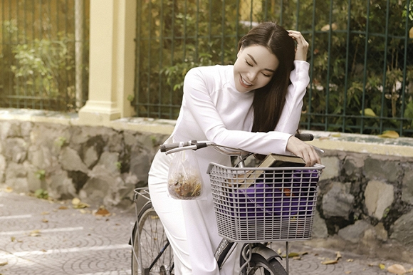 Trà Ngọc Hằng hoá nữ sinh trung học, dịu dàng với áo dài tinh khôi-1