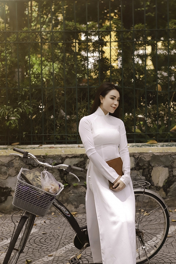 Trà Ngọc Hằng hoá nữ sinh trung học, dịu dàng với áo dài tinh khôi-2