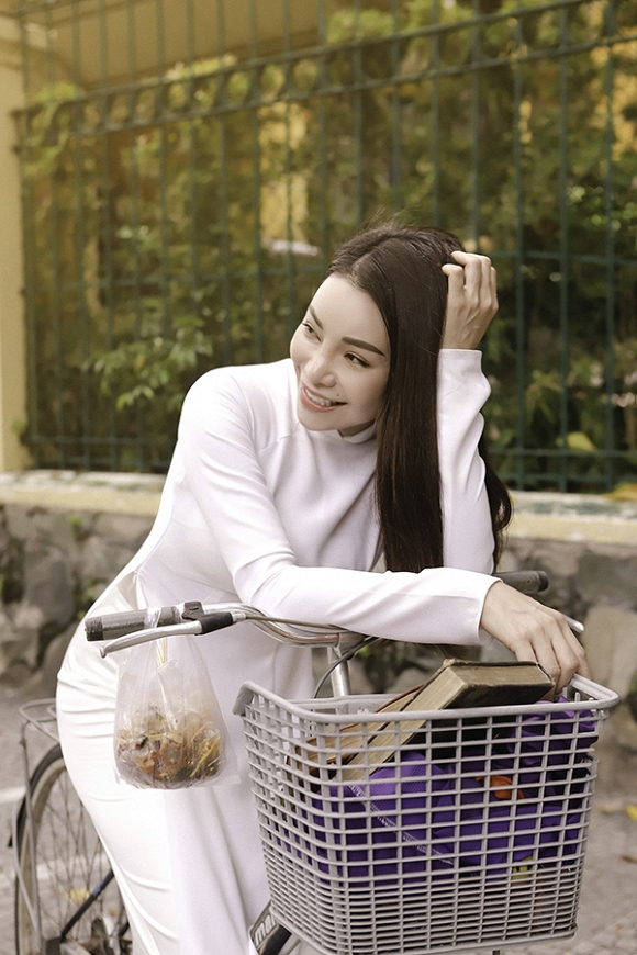 Trà Ngọc Hằng hoá nữ sinh trung học, dịu dàng với áo dài tinh khôi-4