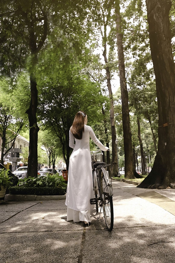 Trà Ngọc Hằng hoá nữ sinh trung học, dịu dàng với áo dài tinh khôi-5