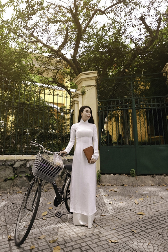 Trà Ngọc Hằng hoá nữ sinh trung học, dịu dàng với áo dài tinh khôi-6