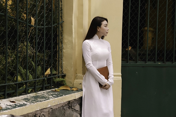Trà Ngọc Hằng hoá nữ sinh trung học, dịu dàng với áo dài tinh khôi-7