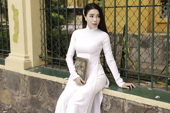 Trà Ngọc Hằng hoá nữ sinh trung học, dịu dàng với áo dài tinh khôi-8