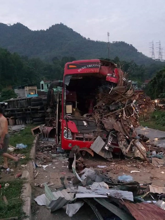 Vụ tai nạn kinh hoàng khiến 40 người thương vong ở Hòa Bình: Chiếc xe tải biển Lào không có dữ liệu tốc độ-2