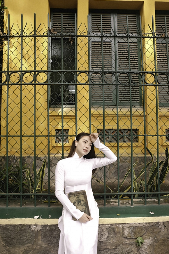 Trà Ngọc Hằng hoá nữ sinh trung học, dịu dàng với áo dài tinh khôi-10