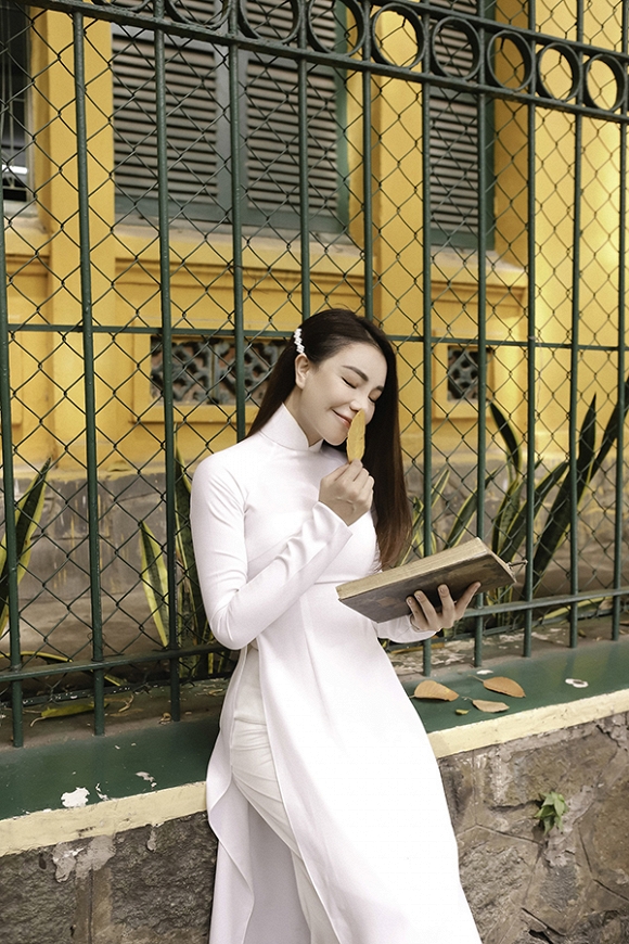 Trà Ngọc Hằng hoá nữ sinh trung học, dịu dàng với áo dài tinh khôi-11