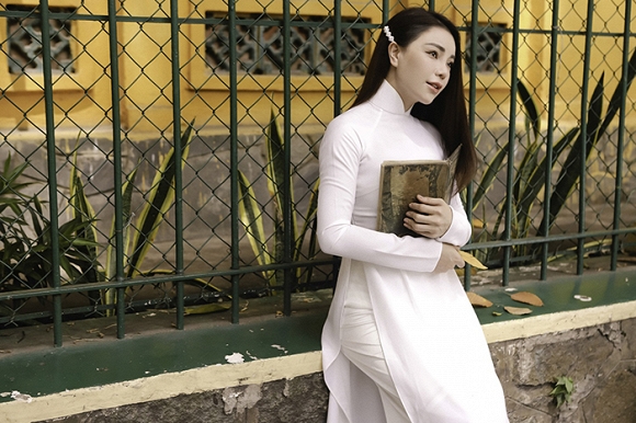 Trà Ngọc Hằng hoá nữ sinh trung học, dịu dàng với áo dài tinh khôi-12