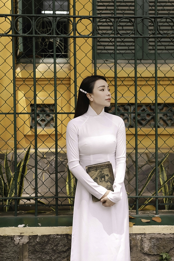 Trà Ngọc Hằng hoá nữ sinh trung học, dịu dàng với áo dài tinh khôi-13