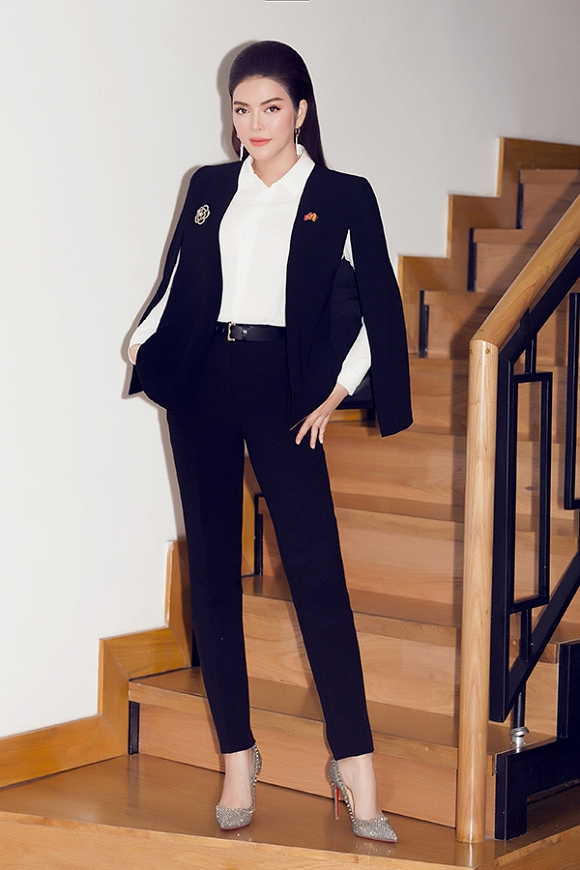 Lý Nhã Kỳ thần thái sắc sảo với vest thanh lịch-1