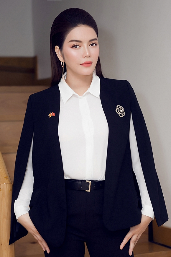 Lý Nhã Kỳ thần thái sắc sảo với vest thanh lịch-4