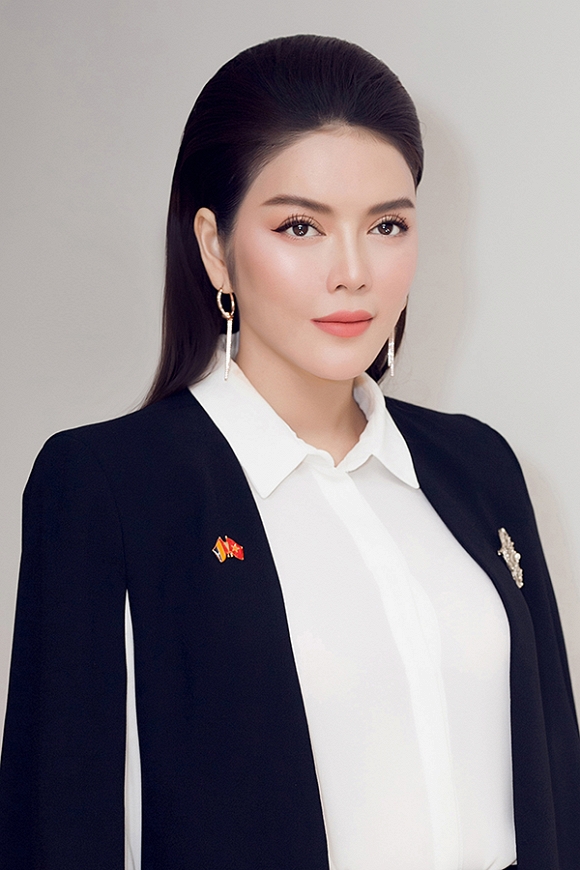 Lý Nhã Kỳ thần thái sắc sảo với vest thanh lịch-6