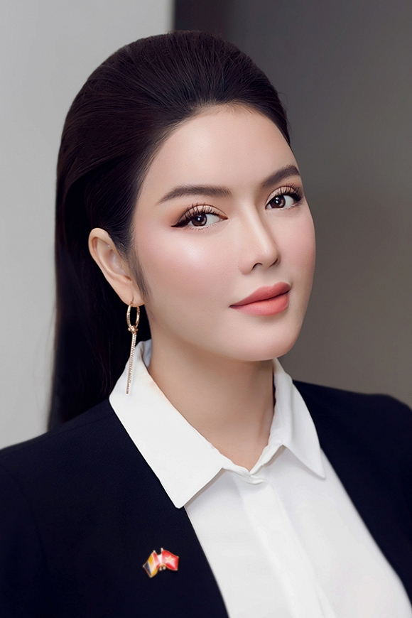 Lý Nhã Kỳ thần thái sắc sảo với vest thanh lịch-8