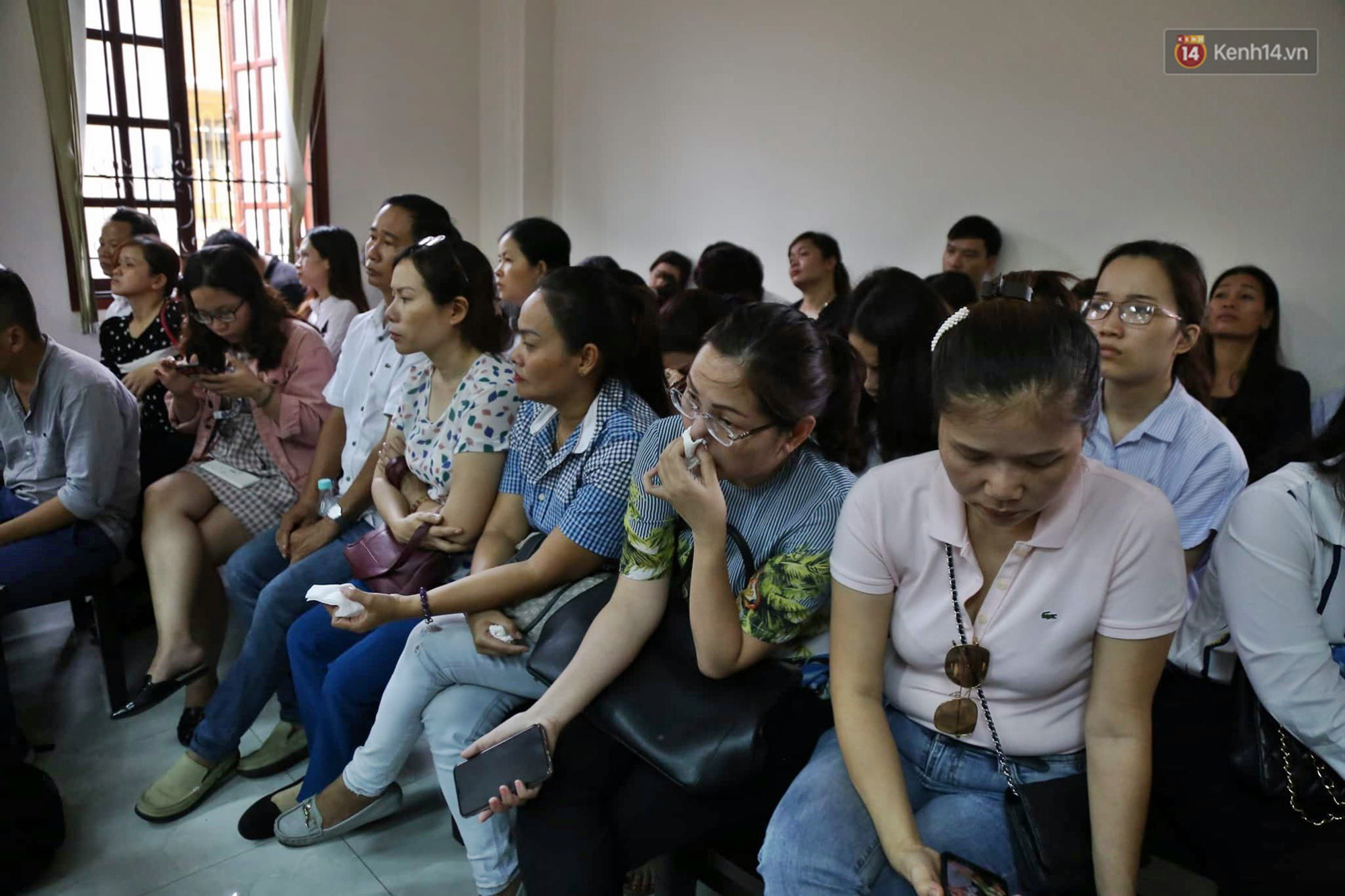 Nữ tài xế BMW vẫy tay chào người thân sau khi bị tuyên phạt 3 năm 6 tháng tù-3