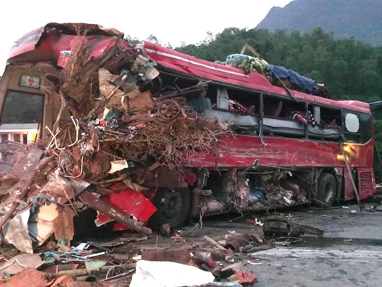 Tai nạn thảm khốc, hơn 40 người thương vong ở Hòa Bình: Xác định danh tính 2 tài xế-1