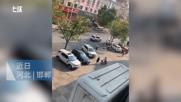 Hình ảnh người chồng lái xe đâm vợ sau khi làm thủ tục ly hôn khiến cộng đồng mạng phẫn nộ-2