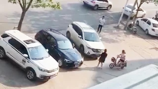 Hình ảnh người chồng lái xe đâm vợ sau khi làm thủ tục ly hôn khiến cộng đồng mạng phẫn nộ-1