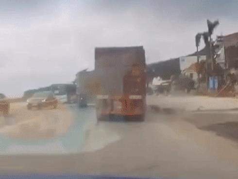 Xe máy ngã dưới gầm xe container may mắn thoát chết