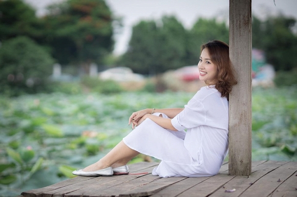 Vân Hugo tung loạt ảnh dịu dàng bên hoa sen-1