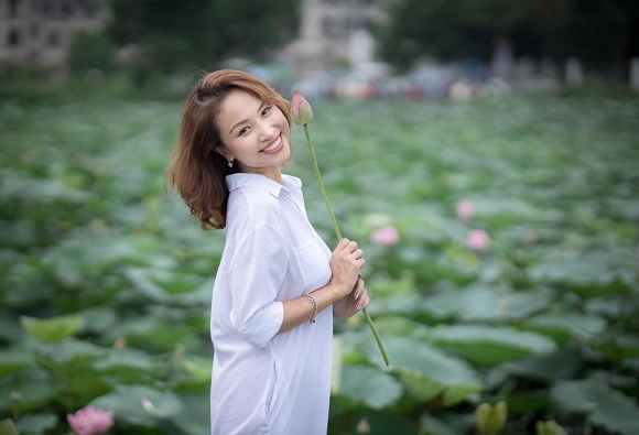 Vân Hugo tung loạt ảnh dịu dàng bên hoa sen-2